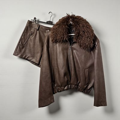 Completo in eco pelle marrone