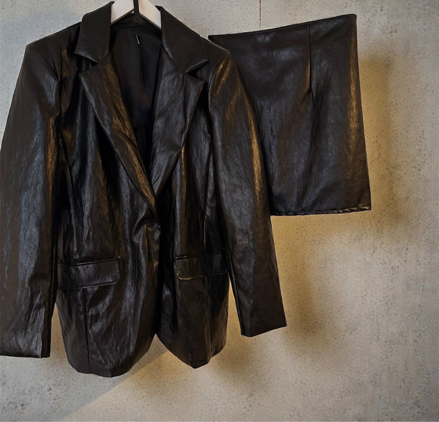 Completo ecopelle nero lucido