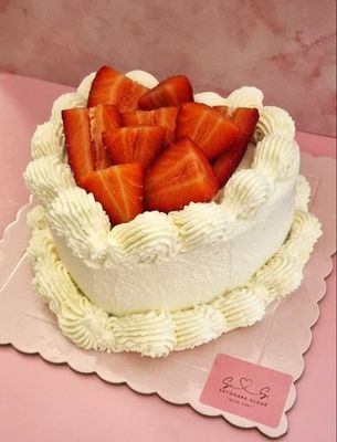 Tarta de fresas con nata