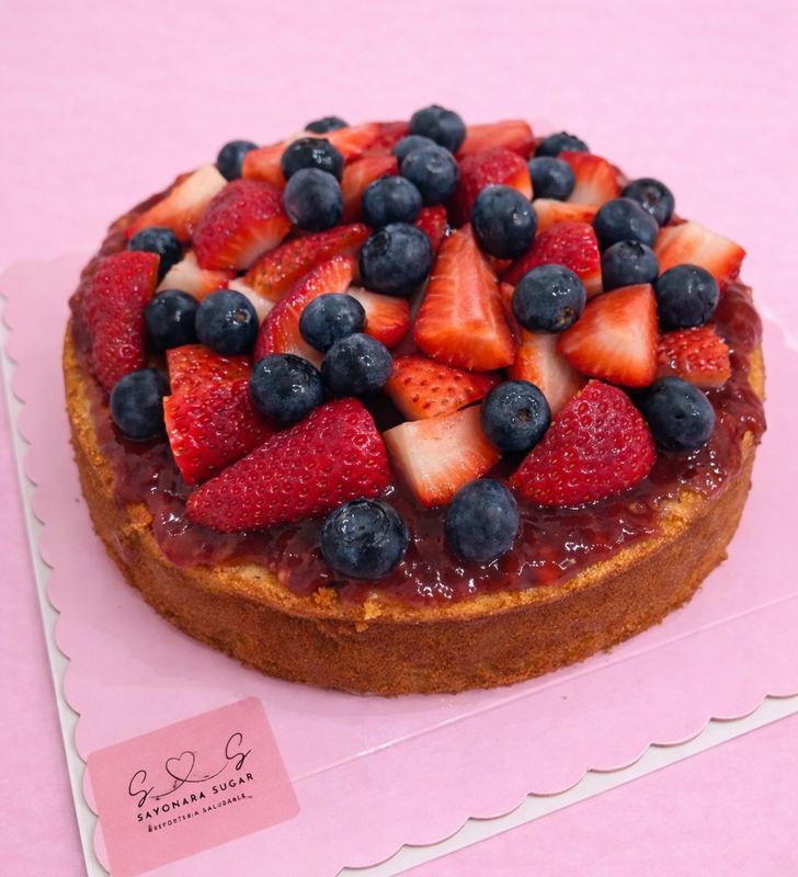Bizcocho saludable con fruta y mermelada