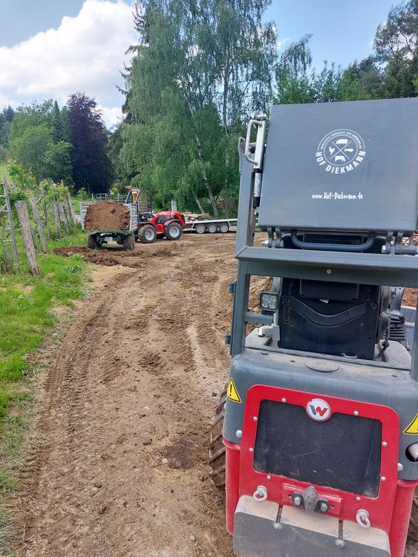 Erdbewegungen mit Hoflader und Kleintraktor