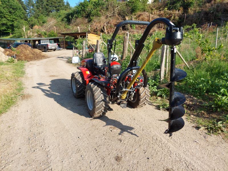 Erdlochbohrungen mit Kleintraktor