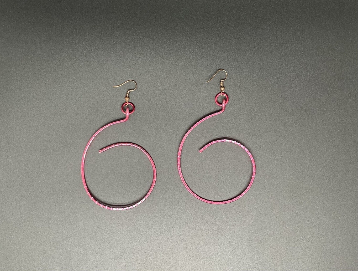Quotation mark earrings, Pink.