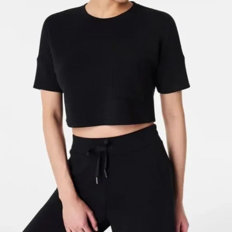 AIR ESSENTIALS CROPPED POCKET TEE