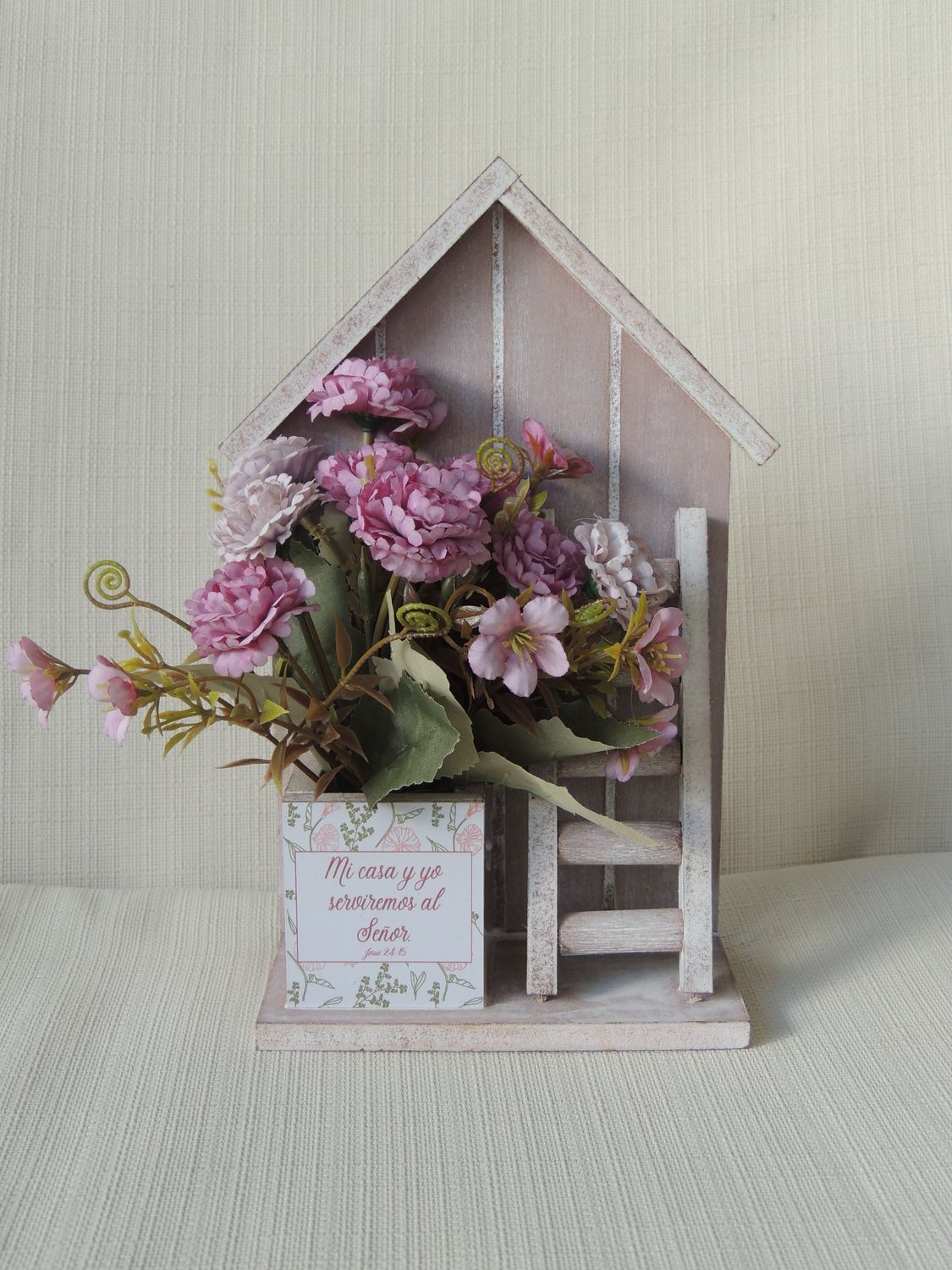 Casa de Madera con Flores