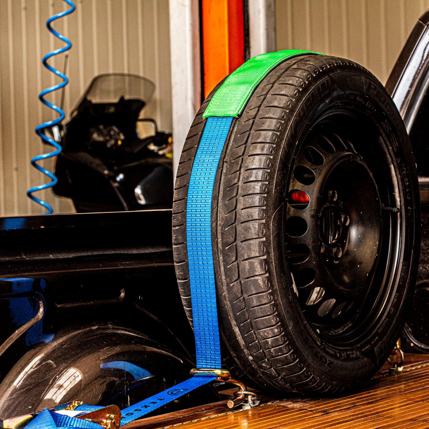 Correa tensora de 3 puntos Tekson 3,5 M / 4 T azul 350 daN con gancho en J y tubo protector verde.