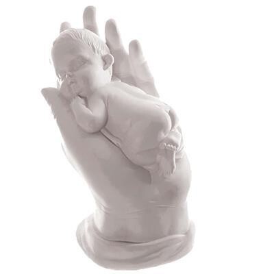 Baby in hand/bébé dans la main