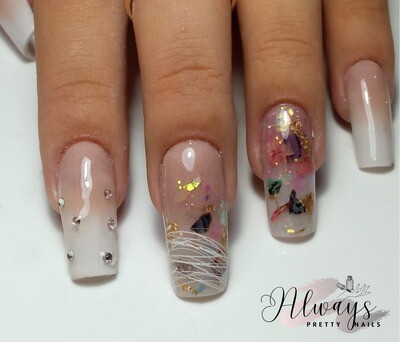 Uñas con concha de nácar hoja de oro y naturaleza muerta