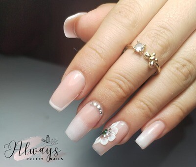 Uñas acrílicas con diseño 3D