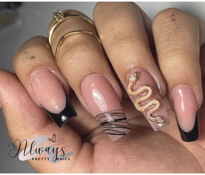 Uñas acrílicas con diseño de serpiente 3D