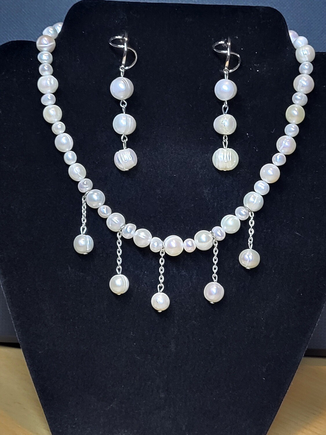 White Freshwater Pearl Necklace with Studs Earrings.