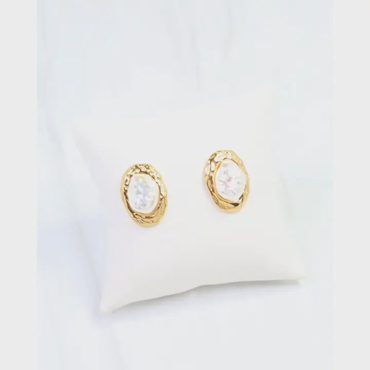 Dalilah Oval Pearl Stud Earring