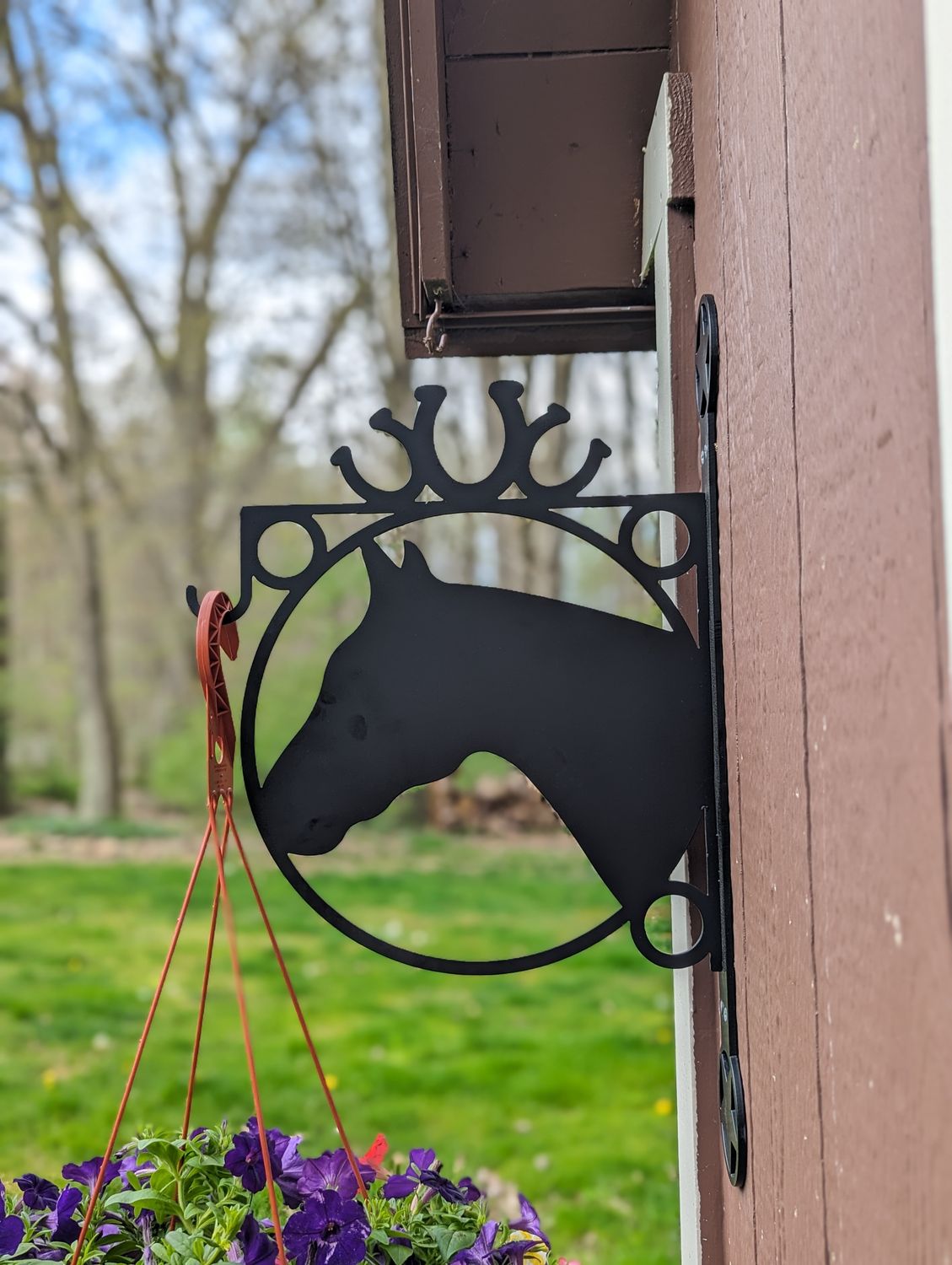 Heavy Duty Indoor/Outdoor Decorative Plant Hanger, Large Centerpiece with Horse with Horseshoes and Star Mounting Bracket