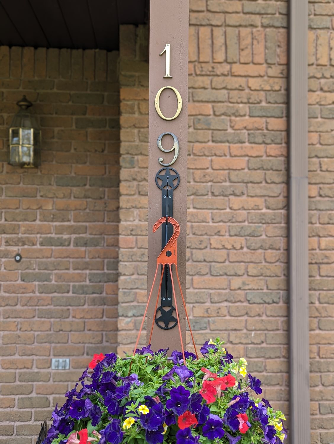 Heavy Duty Indoor/Outdoor Decorative Plant Hanger, Large Centerpiece with Horse with Horseshoes and Star Mounting Bracket
