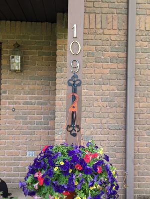 Heavy Duty Indoor/Outdoor Decorative Plant Hanger, Large Centerpiece with Hummingbird and Leaves and Matching Mounting Bracket