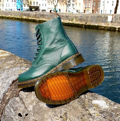 DR. MARTENS LADIES 1460 VIRGINIA PASCAL PINE GREEN DR. MARTENS LADIES 1460 VIRGINIA PASCAL PINE GREEN