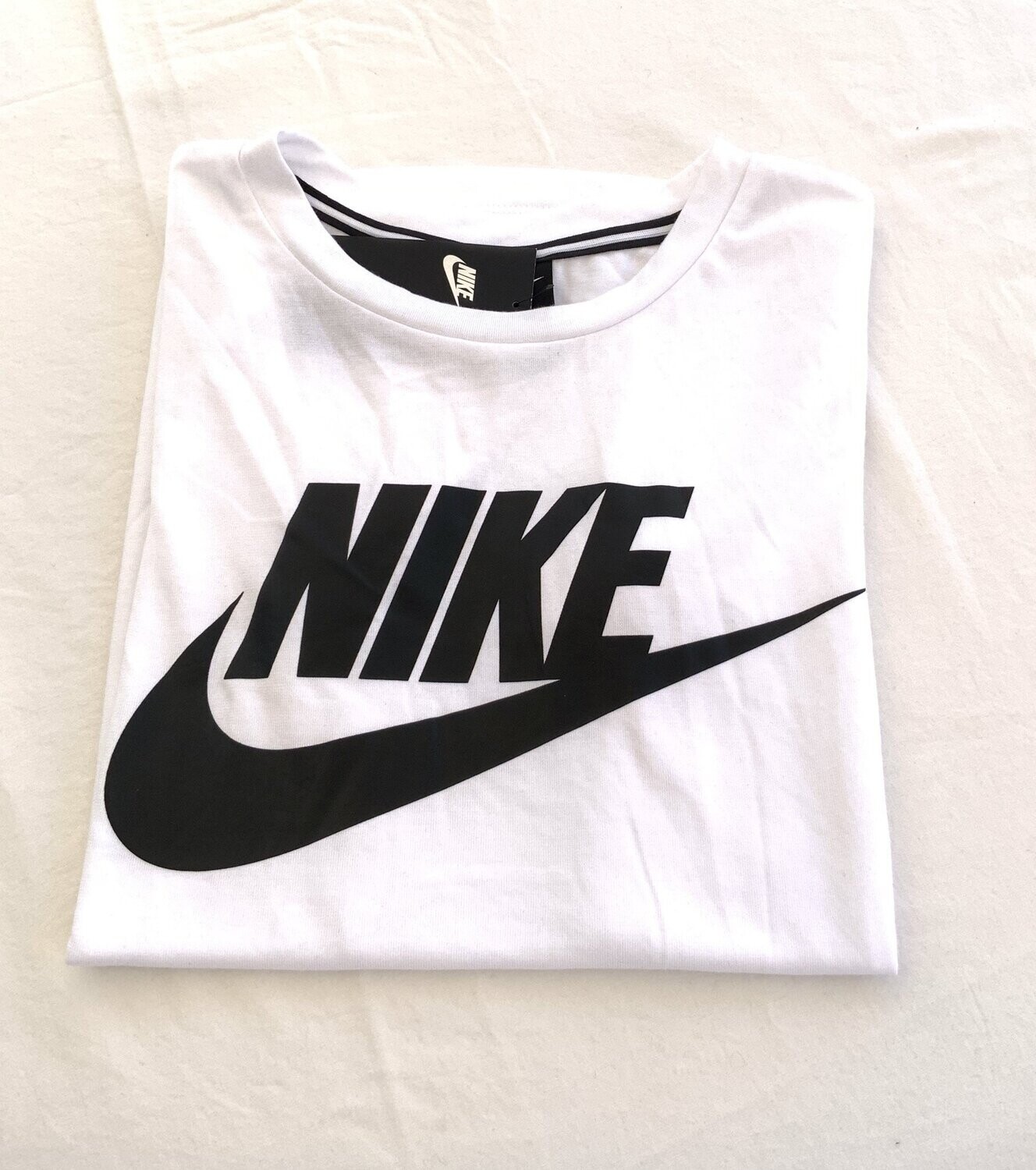 Nike Sportswear Essential Tee
