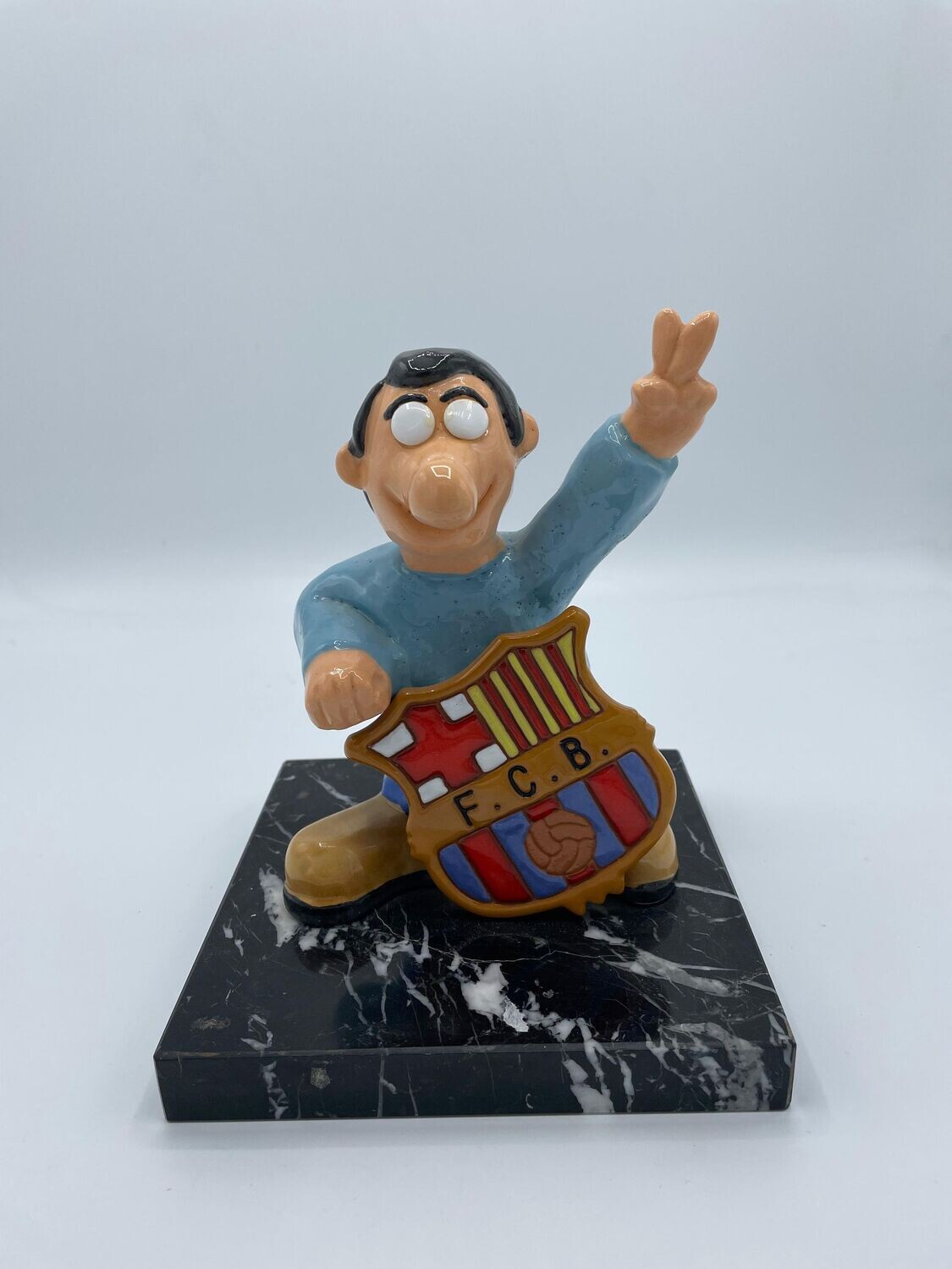 ANTIGUA FIGURA DE AFICIONADO BARÇA EN CERAMICA Y BASE DE MARMOL