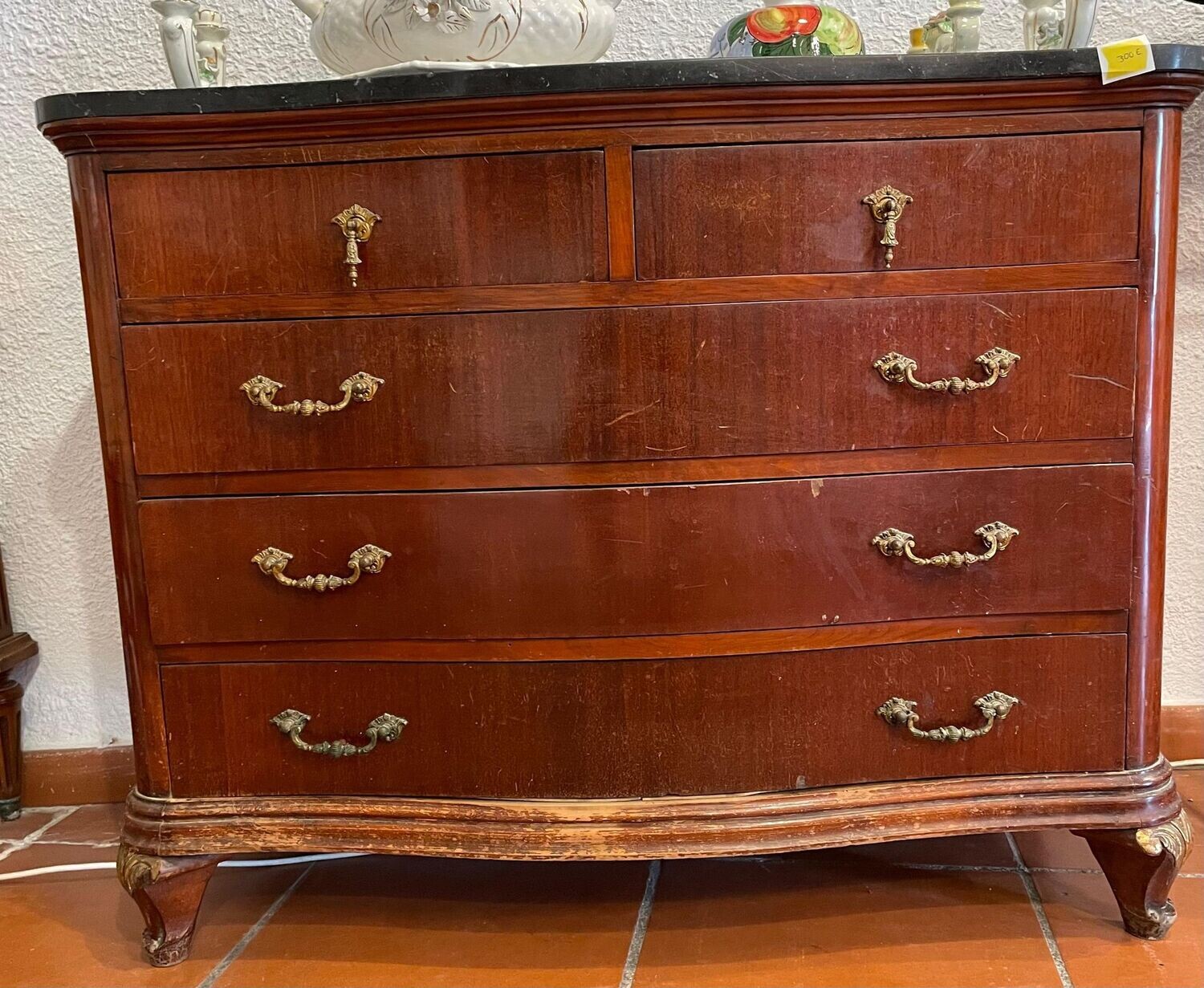 COMODA ANTIGUA CON MARMOL 105LARGO X83ALTO  X54 ANCHO