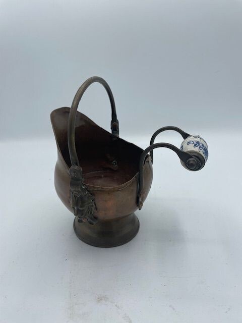 OLLA ANTIGUA DE CARBON DE COBRE Y DE LATON CON MANGO DE CABEZA DE LEON