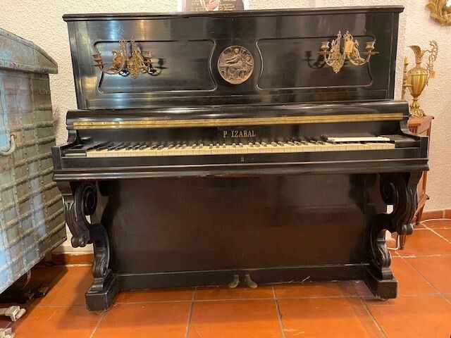 PIANO ANTIGUO 
1,48 LARGO
1,34  ALTO 
67CM  ANCHO