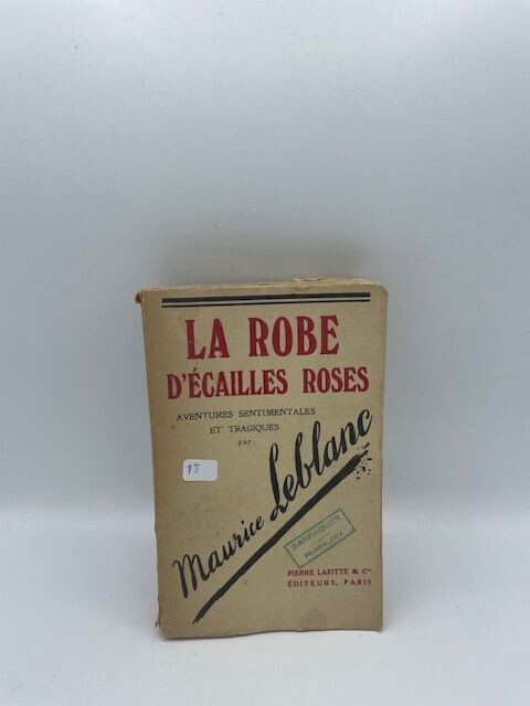 LA ROBE D'ÈCAILLES ROSES