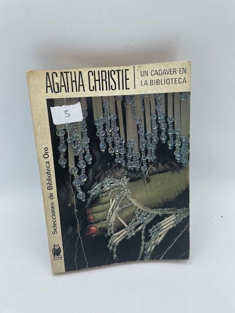 UN CADAVER EN LA BIBLIOTECA
