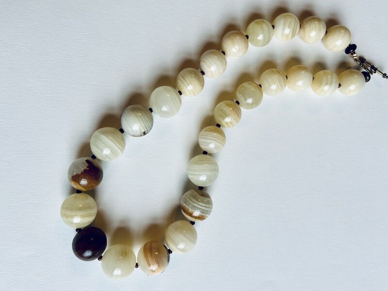 Statement necklace in honey jade