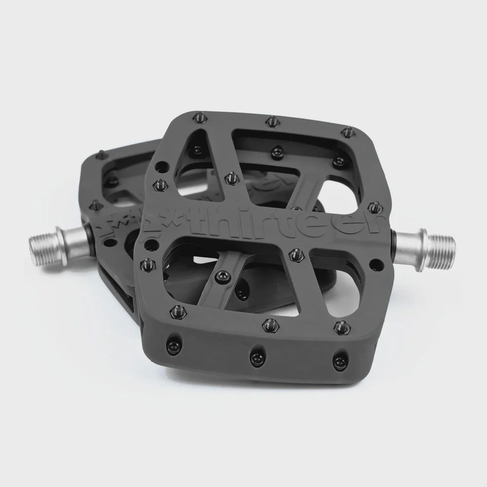 E THIRTEEN Pedal Base Flat Composite Body 22 Pins | Black