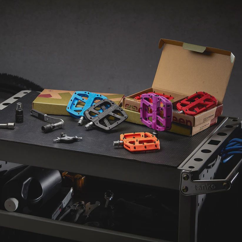 E THIRTEEN Pedal Base Flat Composite Body