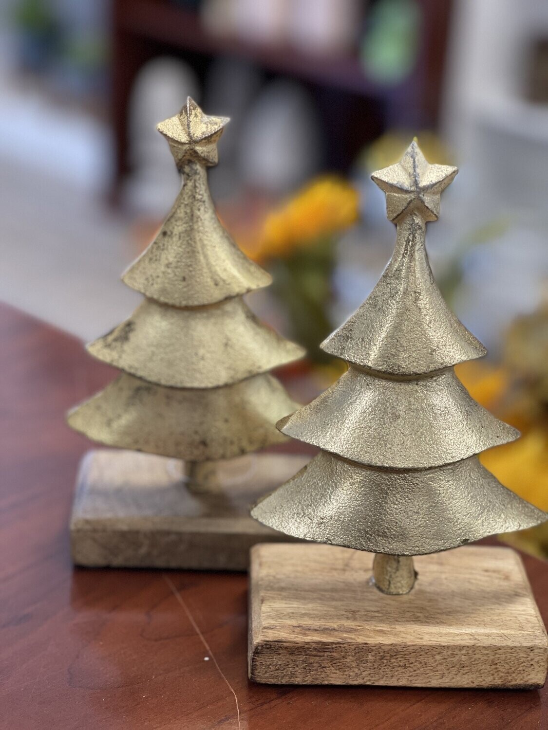 Christmas Tree w/ Base Gold