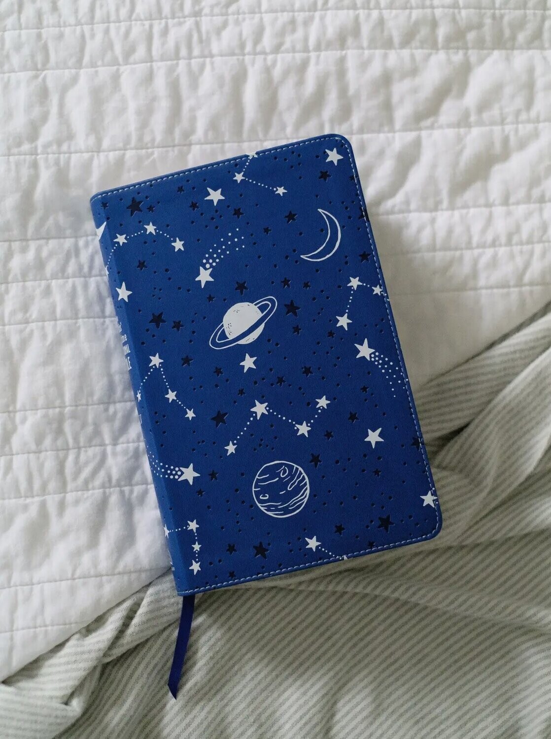 The Kids&#39; Bedtime Devotional Bible NLV (Ages 3-8) Cobalt Cosmos