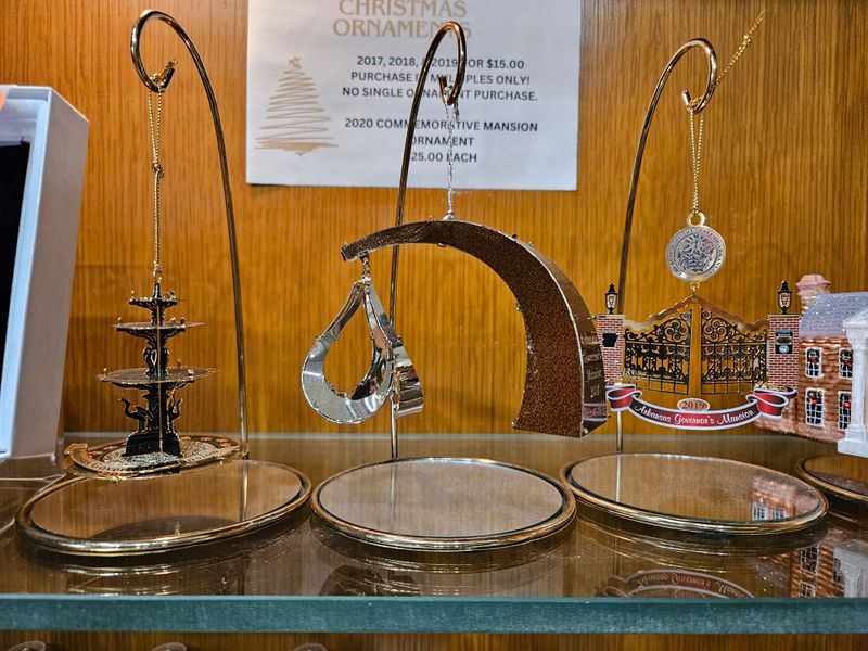 Governor&#39;s Mansion Ornament Bunch