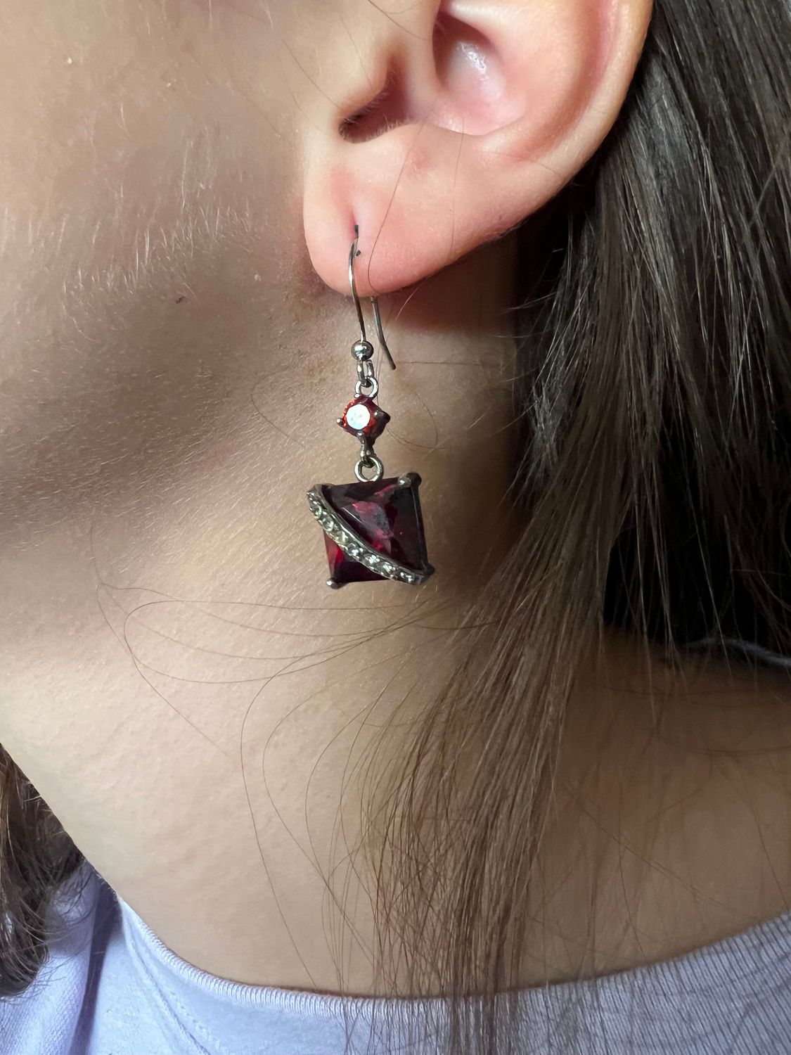 Orecchini pendenti con pietra rossa e zirconi