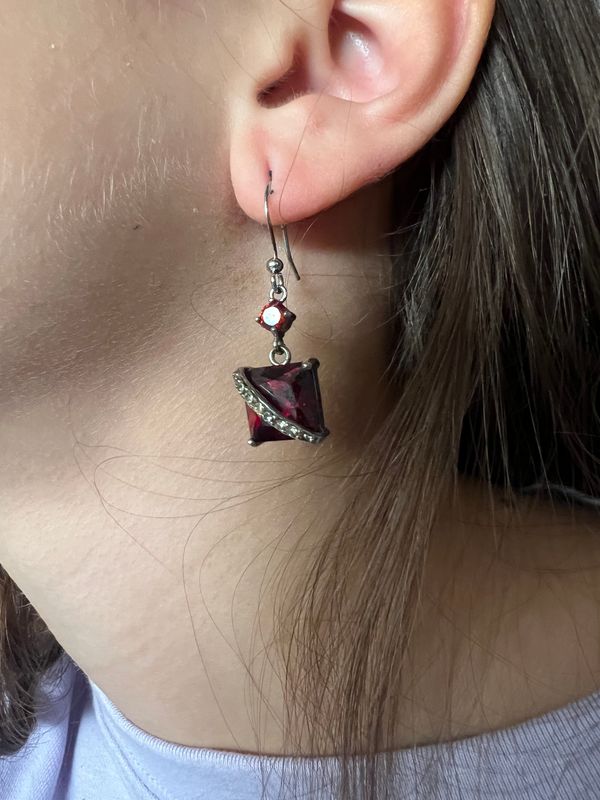 Orecchini pendenti con pietra rossa e zirconi