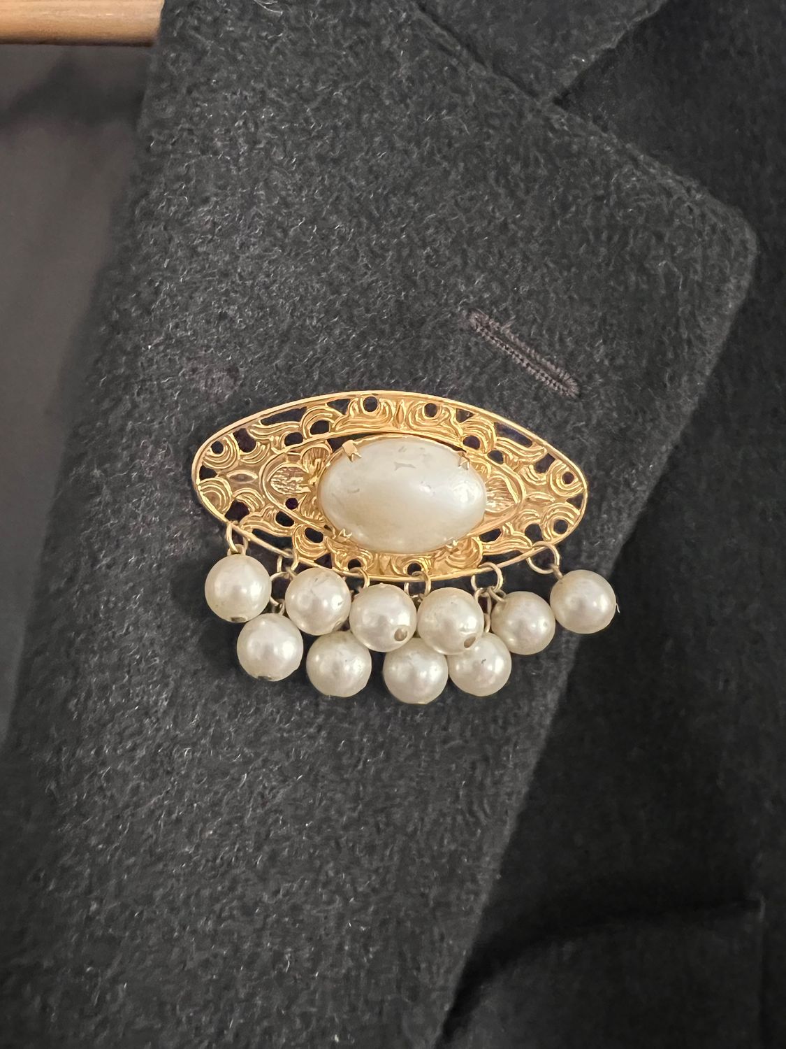 Spilla dorata con perle e cabochon centrale