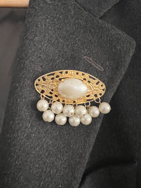 Spilla dorata con perle e cabochon centrale