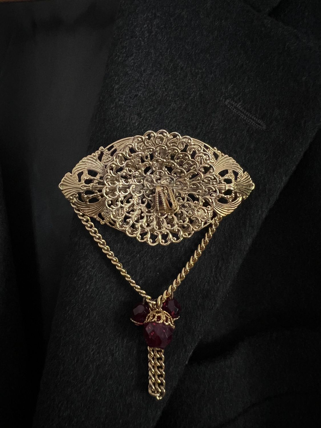 Spilla con catena e pendente rosso