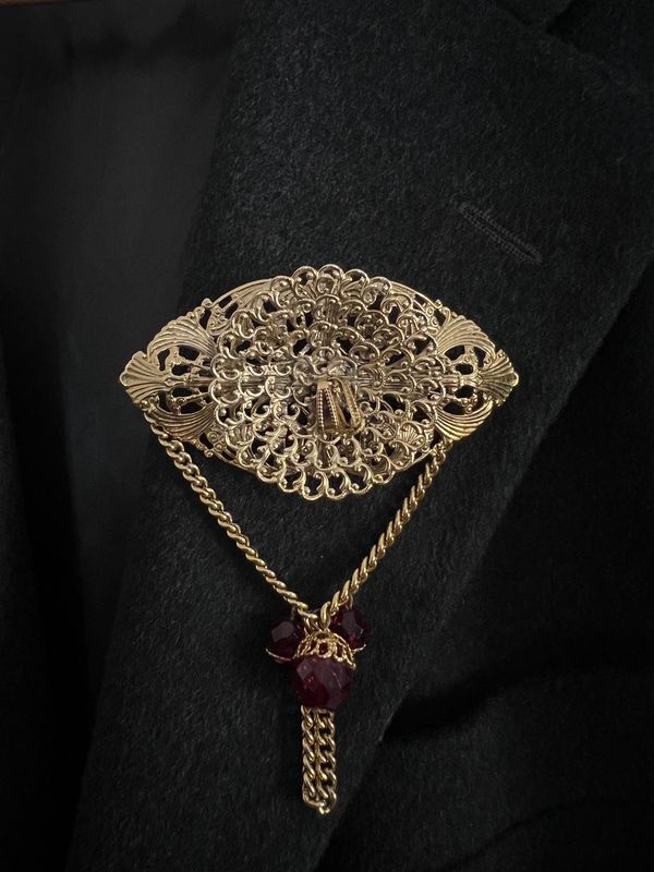 Spilla con catena e pendente rosso