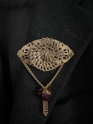 Spilla con catena e pendente rosso