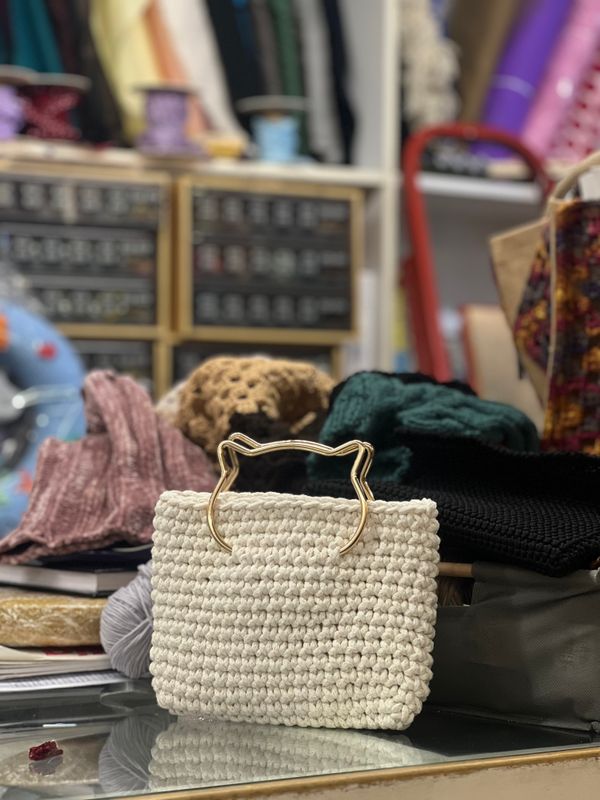 Borsa in uncinetto, manico gattino