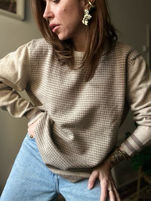 Maglione beige a micro rombi in lana d’agnello