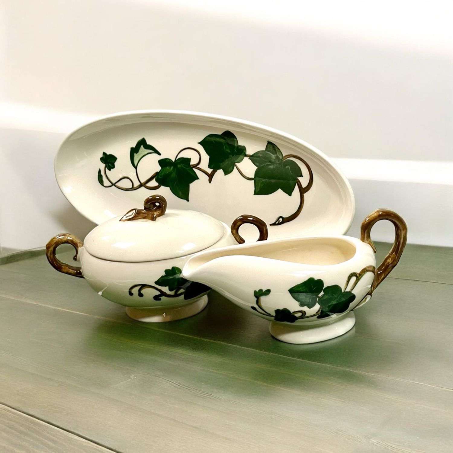 The stunning California Ivy Poppytrail Metlox Trio Set, which includes a lovely tray, a sweet sugar bowl, and a sophisticated creamer, will elevate your dining experience. The classic California Ivy pattern, known for its vivid colors and fine details, is featured in this trio set.