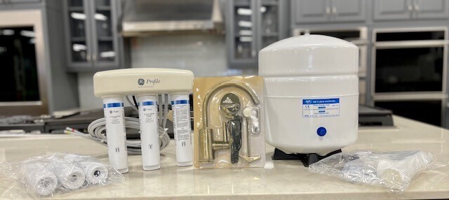 GE Reverse Osmosis Water Filtration System W/UC Dual Flow (DISPLAY ONLY - SELL AS SET 1-514457 & 1-514459)