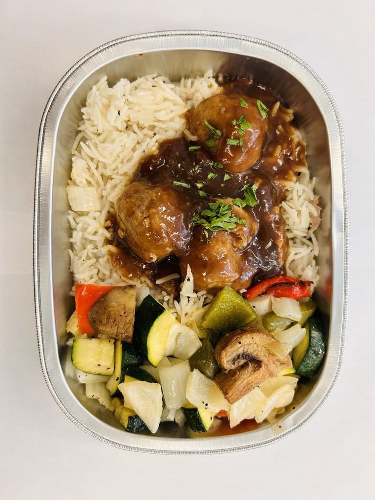 Boulettes des îles, riz et légumes