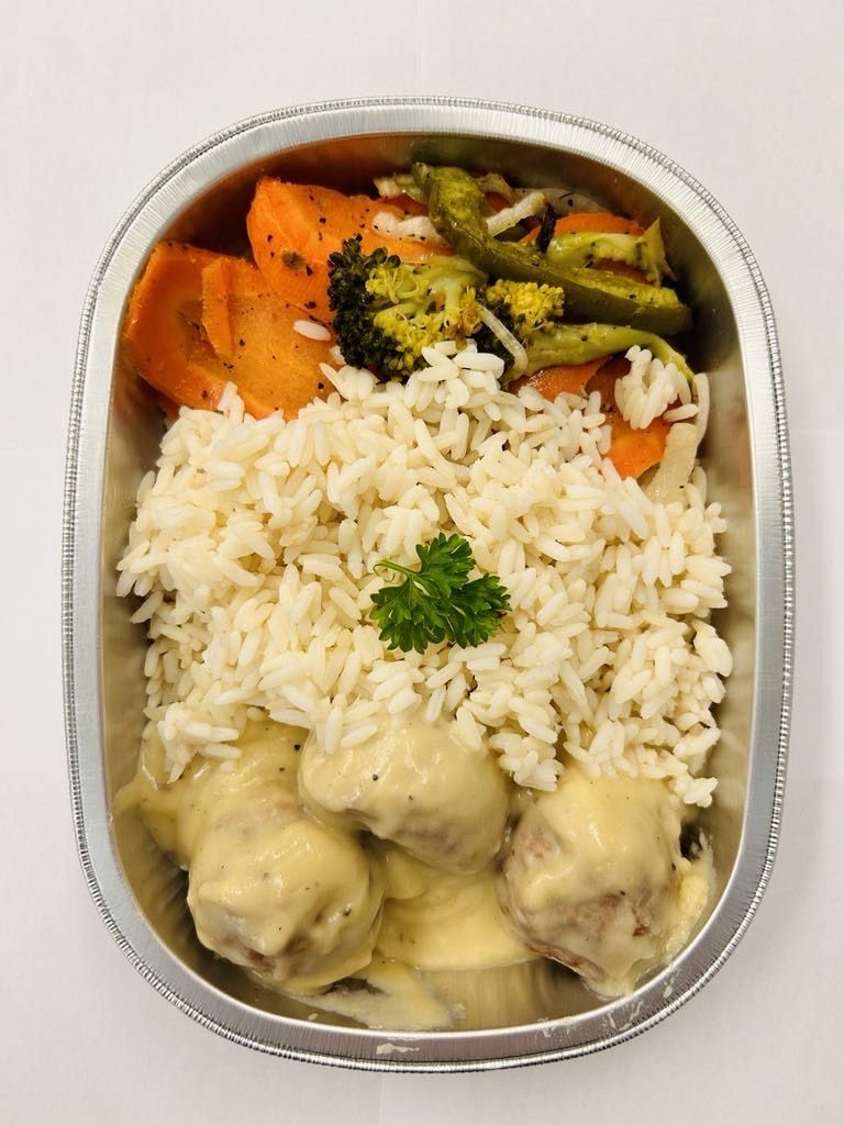 Boulettes suédoises servies sur riz et légumes