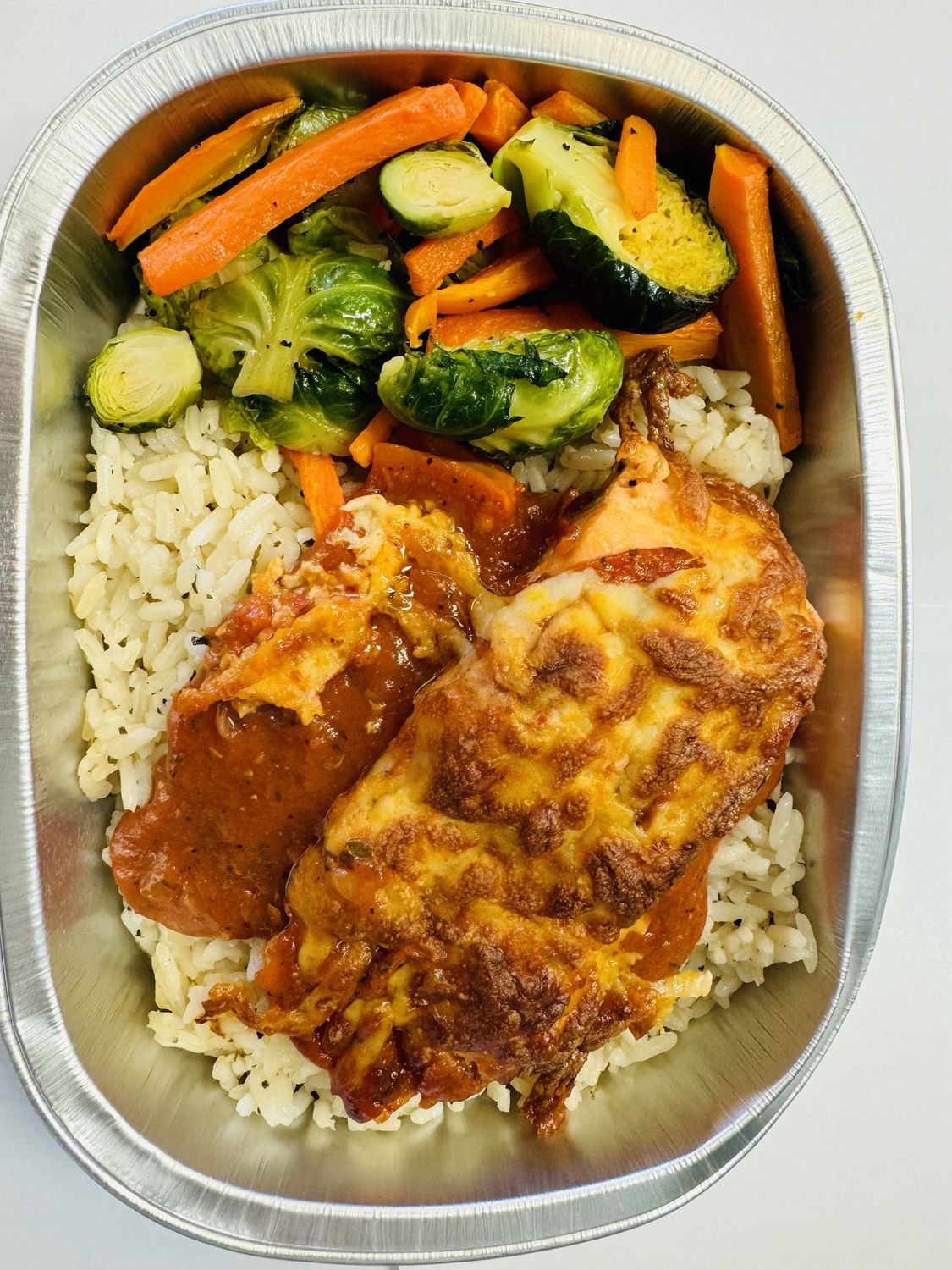 Filet de truite gratiné à l&#39;italienne, riz et légumes