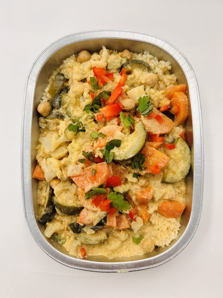 Curry aux légumes et pois chiches sur couscous au lait de coco et coriandre (végétarien)