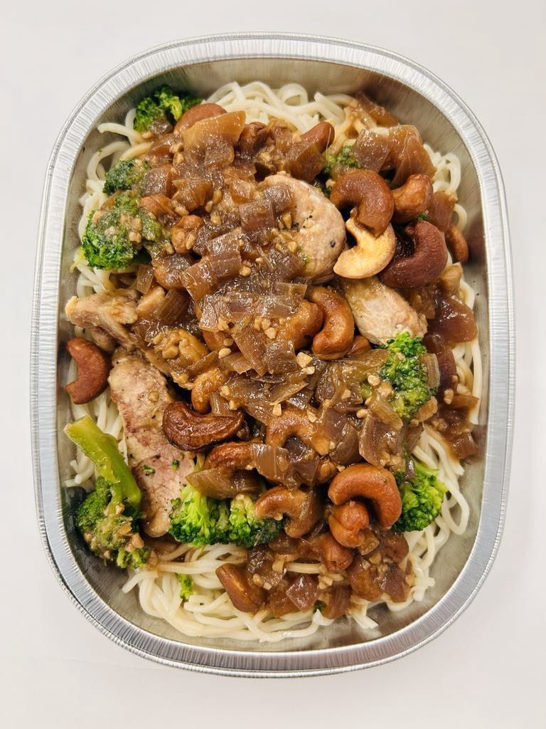 Porc au gingembre, noix de cajous et brocoli sur nouilles chinoises