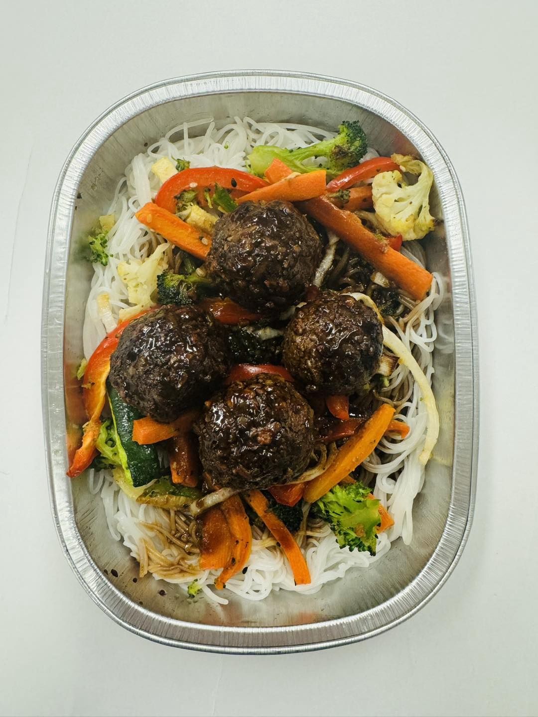 Boulettes végé asiatique et légumes sur nouilles chinoises